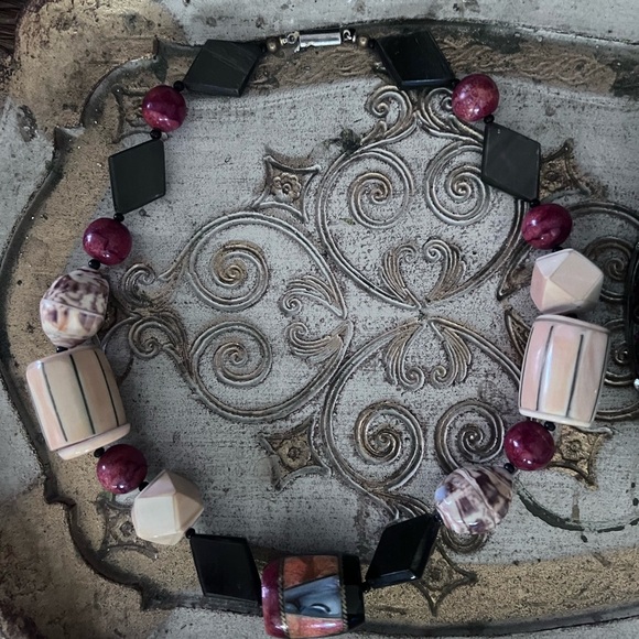 Multicolored symmetrical necklace with matching earrings. - Picture 3 of 11